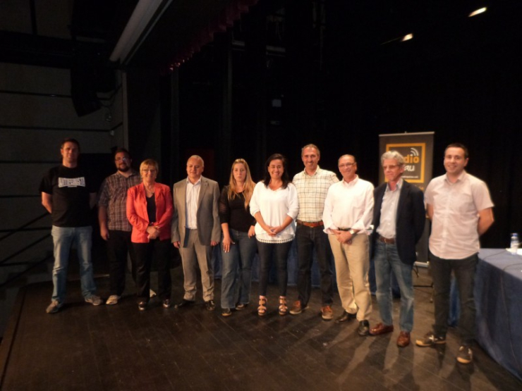 Els i les alcaldables i el moderador Eduard Garcia, minuts abans d'iniciar el debat electoral de Ràdio Palau.