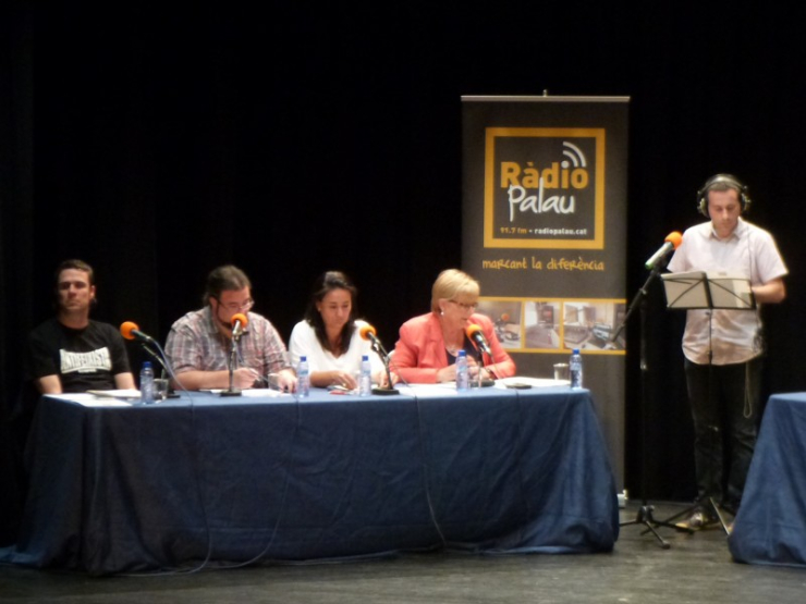 D'esquerra a dreta, Jordi Méndez (CUP), Jordi Hidalgo (Veu de PsiP), Àngels Marcuello (ICV), Teresa Padrós (PSC) i el moderador Eduard Garcia.