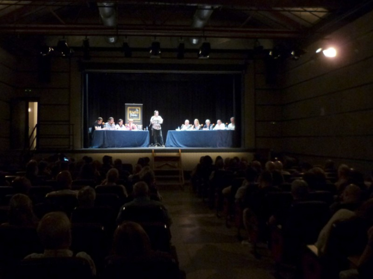 Força públic va acudir al Teatre de la Vila per presenciar el debat electoral.