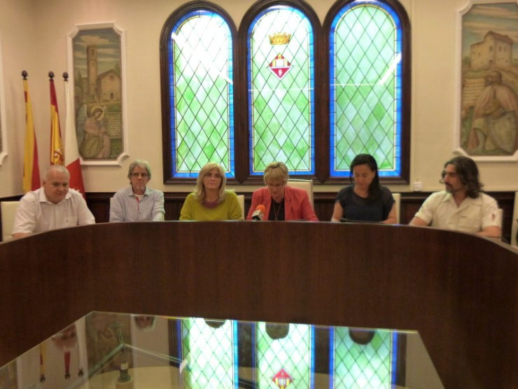 L'Alcaldessa i representants de grups polítics que han format part de la Comissió d'Investigació sobre la Policia Local, en la roda de premsa de presentació de les conclusions.