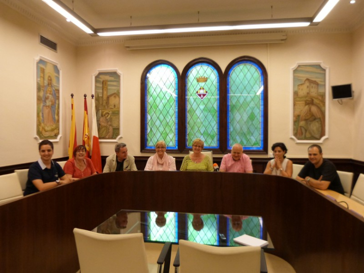 D'esquerra a dreta: Marc Sanabria, Carme Sanz, Miquel Rovira, Carmen Cabeza i Teresa Padrós, per part del PSC; i Jaume Oliveras, Laura Navarro i Jordi Pujol, per part de CiU.