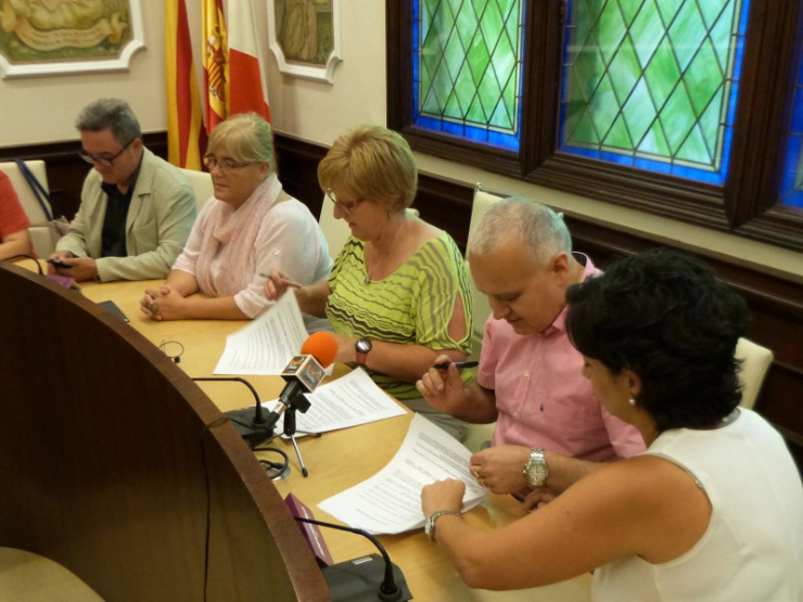 Teresa Padrós i Jaume Oliveras signen l'acord de govern en representació del PSC i de CiU, respectivament.