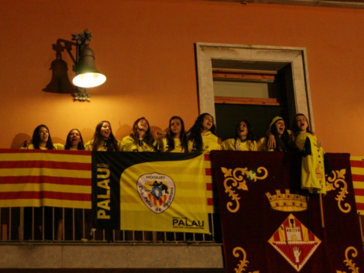 150615 hoquei campionesoklliga celebracio balcoajuntament jugadores