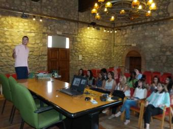 Un alumne del PFI-PTT presenta el seu projecte d'empresa.