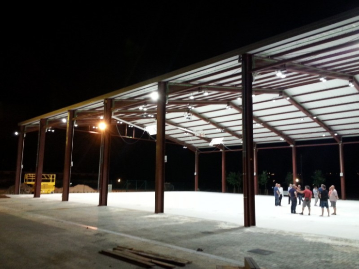 Proves d'il·luminació LED a la pista coberta.