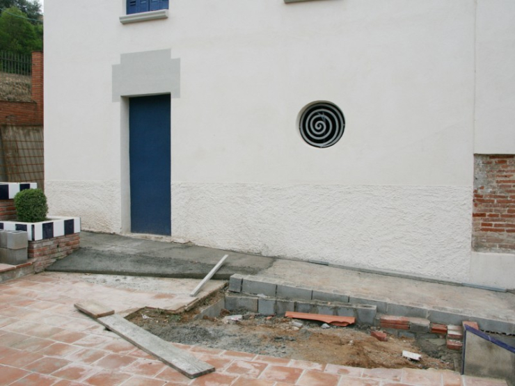 Construcció d'una rampa per a l'accessibilitat a la Torre de la Casa Folch.