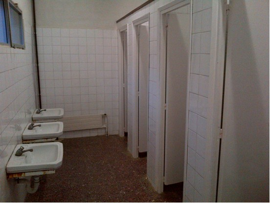 Lavabos de l'Escola Folch i Torres abans de la reforma.