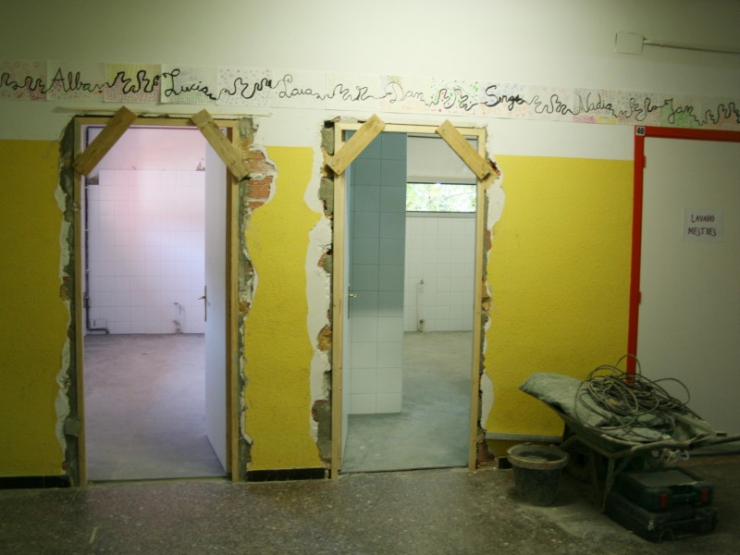 Treballs de reforma als lavabos de l'Escola Folch i Torres.