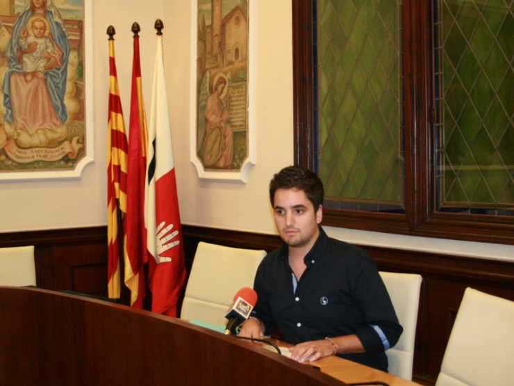 Marc Sanabria, regidor d'Economia, presenta en roda de premsa la proposta d'ordenances fiscals que el govern vol aprovar per al 2016.