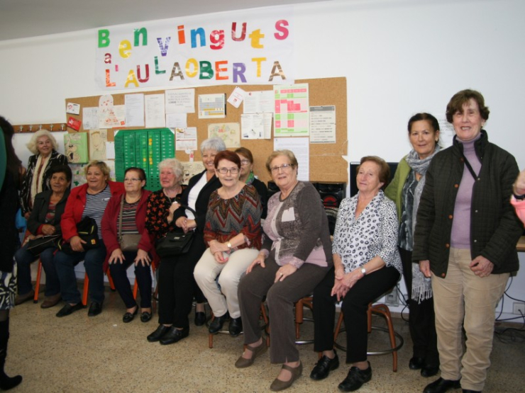 Inauguració de la reforma de l'Escola d'Adults. Grup d'alumnes.
