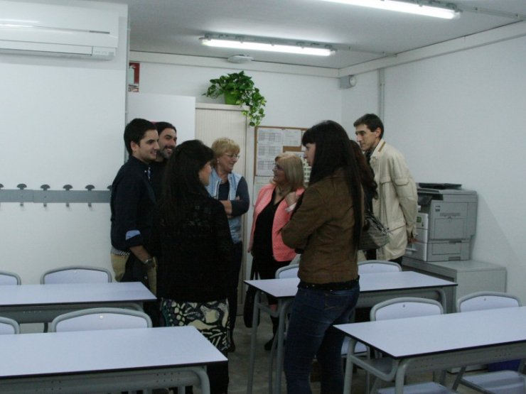 Inauguració de la reforma de l'Escola d'Adults. Visita a una de les aules.