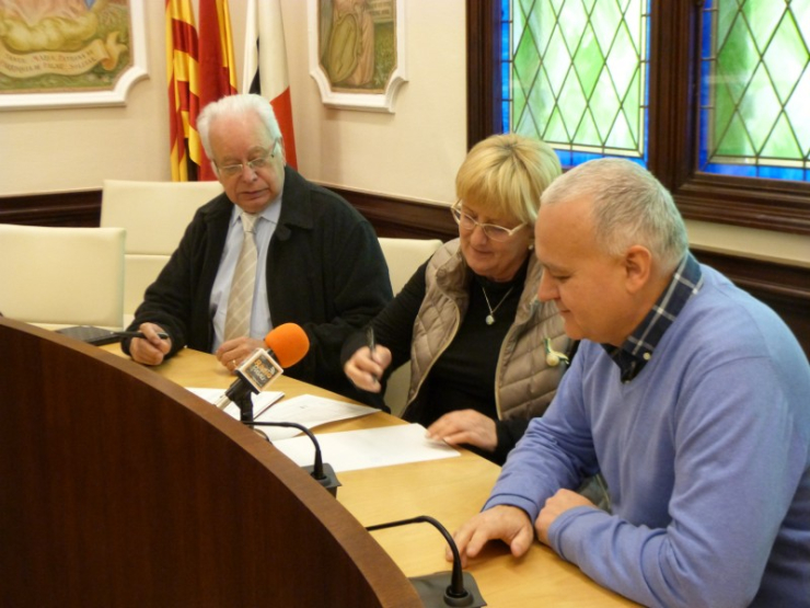 Ampurdanès, Padrós i Oliveras, en la signatura del conveni entre l'Ajuntament i Creu Roja.