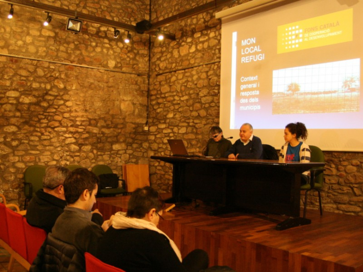 Victòria Planas, Jaume Oliveras i Natalia Vargas van conduir la xerrada sobre la crisi dels refugiats.