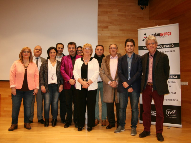 Xavier Sala-i-Martín amb l'Alcaldessa, regidors i regidores de l'Ajuntament de Palau-solità i Plegamans.