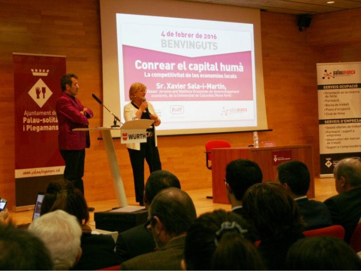L'Alcaldessa Teresa Padrós va cloure la conferència de Xavier Sala-i-Martín.