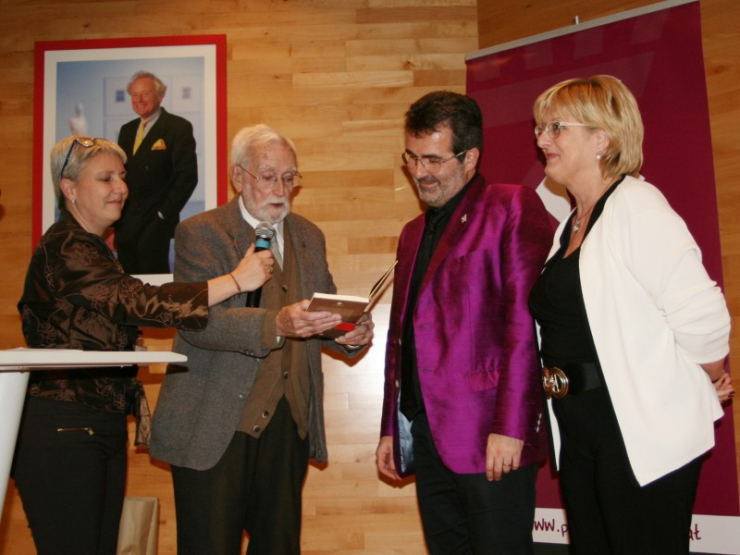 Ramon Folch i Camarasa entrega un exemplar del seu llibre 'Bon dia, pare', a Xavier Sala-i-Martín.