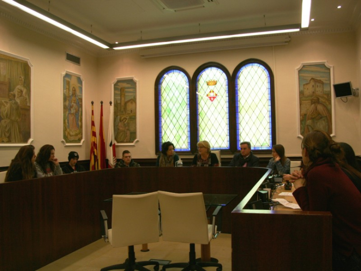 Alumnes del cicle formatiu de Gestió Administrativa fent preguntes a la Sala de Plens.