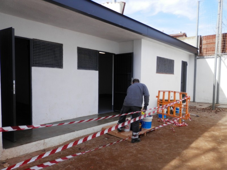 Treballador contractat en un pla d'ocupació, rehabilitant instal·lacions de l'escola Folch i Torres.