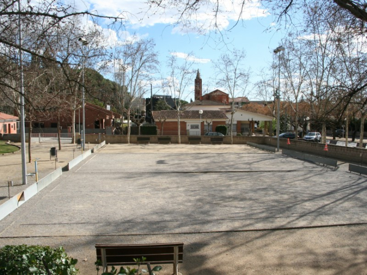Terreny on es projecta la nova Biblioteca Municipal i que acull les pistes de petanca.