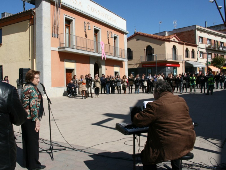 Dia Internacional de les Dones. Actuació musical de Montserrat Costa i Xavier Dolç.