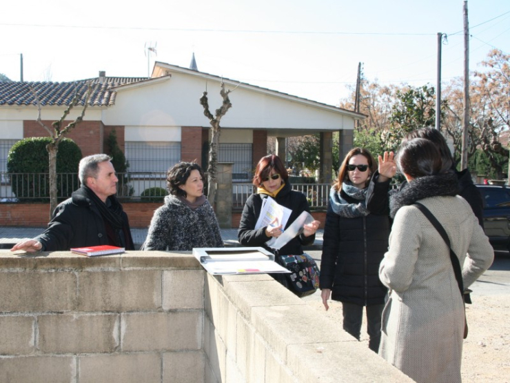 Miquel Rovira i Laura Navarro, en la visita del solar de la futura biblioteca, amb professionals tècnics de la Diputació de Barcelona i l'Ajuntament de Palau-solità i Plegamans.