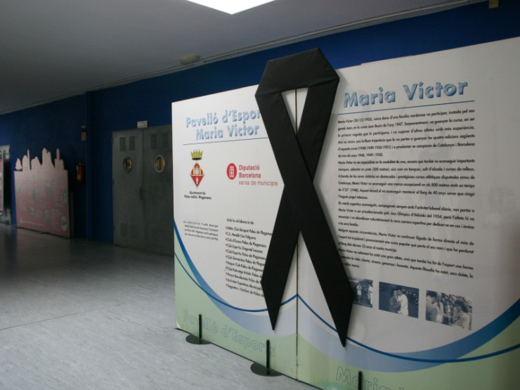 Llaç negre i biografia de Maria Víctor al pavelló d'esports.