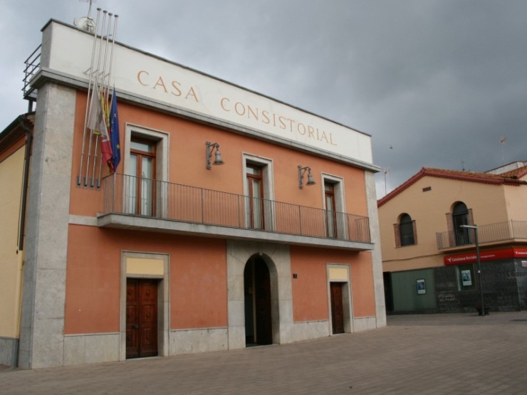Banderes de la Casa Consistorial a mig pal per les víctimes de l'accident d'autocar a Freginals.