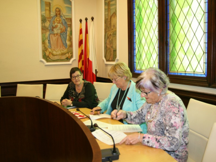 Carme Sanz, Teresa Padrós i Lluïsa Callado, en la signatura del conveni anual amb el Casal de la Gent Gran.