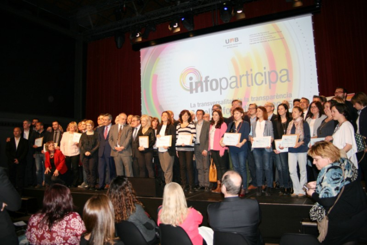Representants d'ajuntaments i consells comarcals guardonats per Infoparticipa.