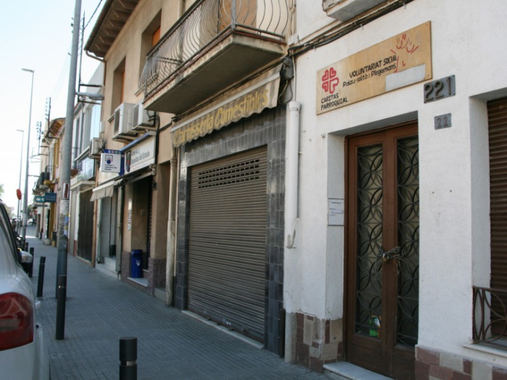 Local de Cáritas a l'av. Catalunya on s'hi poden dirigir les persones que volen fer donacions d'aliments (no frescos) i productes de primera necessitat.