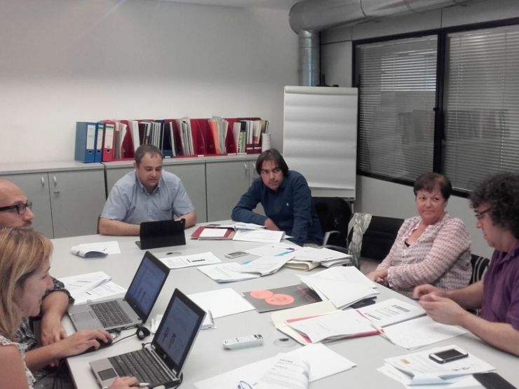 El regidor Jordi Pujol amb tècnics de l'Ajuntament de Palau-solità i Plegamans i de la Diputació de Barcelona en la reunió per iniciar el pla funcional de la nova biblioteca.