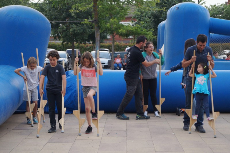 Festa de l'Esport 2016. Jocs i activitats a la plaça de Ca l'Estruch.