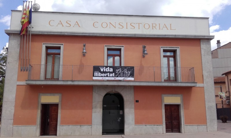 Pancarta pel dret d'asil a la Casa Consistorial.