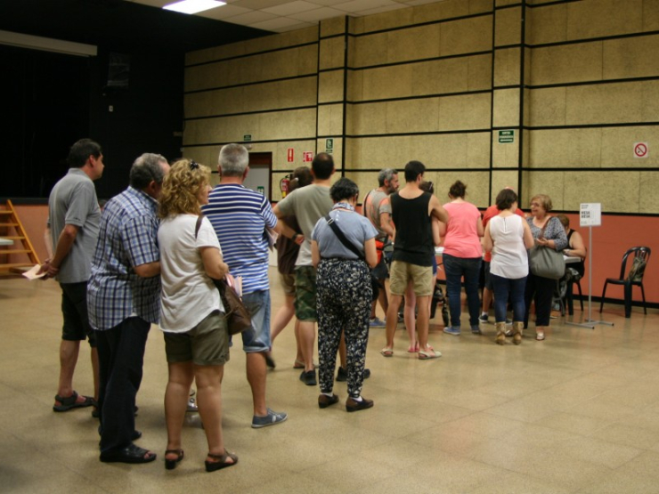 Cua per votar al col·legi electoral de la Sala Polivalent.