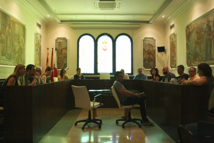 Marta Cano, de la Gerència del Servei de Biblioteques de la Diputació, exposa el Pla funcional de la futura biblioteca a regidors i regidores de l'Ajuntament.