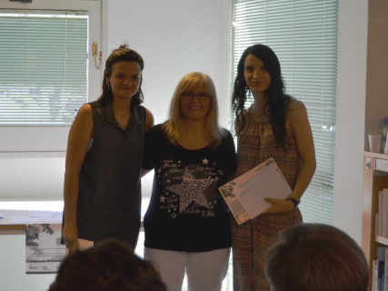 La regidora Carmen Cabeza, amb una de les alumnes premiades i una tutora de l'institut.
