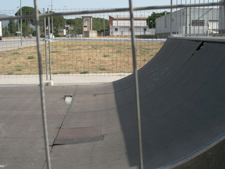 Detall dels danys al 'halfpipe' del 'skatepark'.