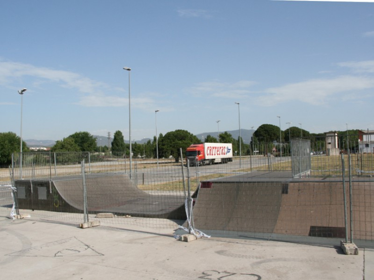 'Halfpipe' precintat del 'skatepark'.