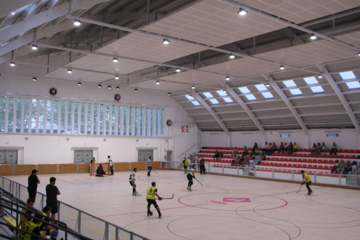 Partit d'hoquei patins a la nau reformada del pavelló d'esports Maria Víctor.