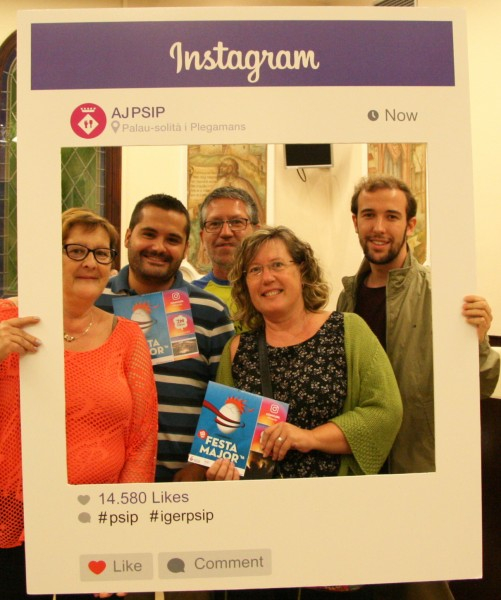 Premiats i premiades al concurs d'Instagram amb la regidora Carme Sanz.