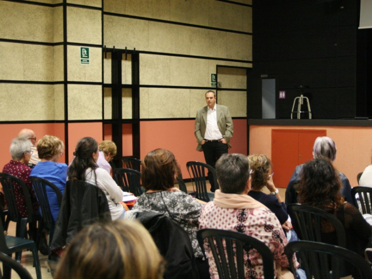 El regidor de Cultura, Jordi Pujol, dóna la benvinguda als i les assistents al 1r taller participatiu per a l'elaboració del Pla d'Acció Cultural.