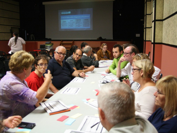 Una de les taules de treball al 1r taller participatiu del Pla d'Acció Cultural.