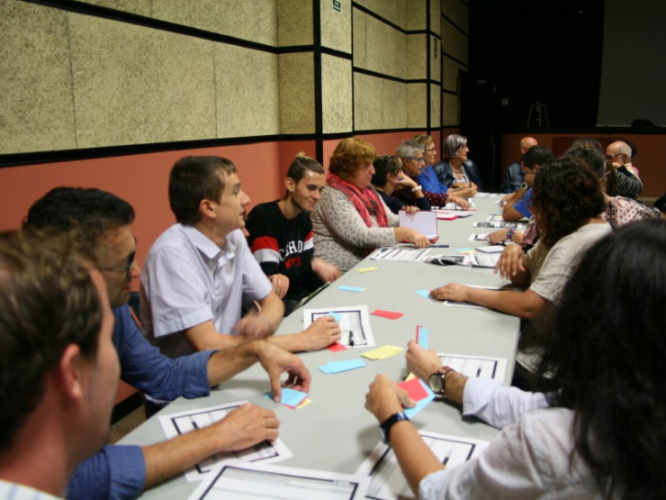 Una de les taules de treball al 1r taller participatiu del Pla d'Acció Cultural.