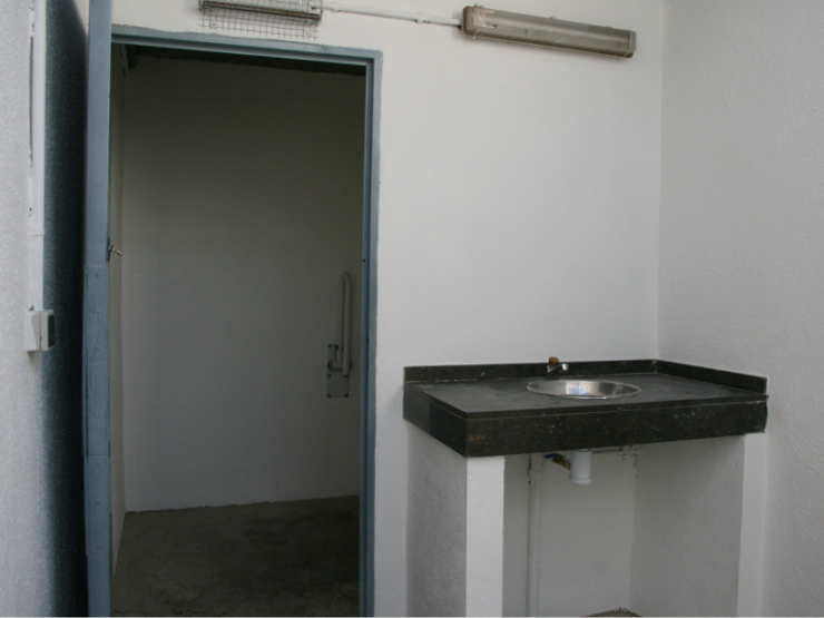 Pica amb nous suports d'obra als lavabos del parc de l'Hostal del Fum.