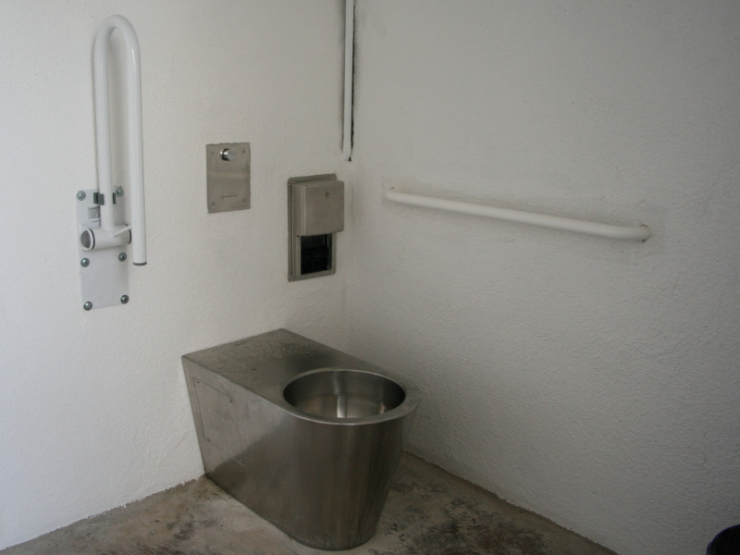 Nova tassa en un dels lavabos del parc de l'Hostal del Fum.