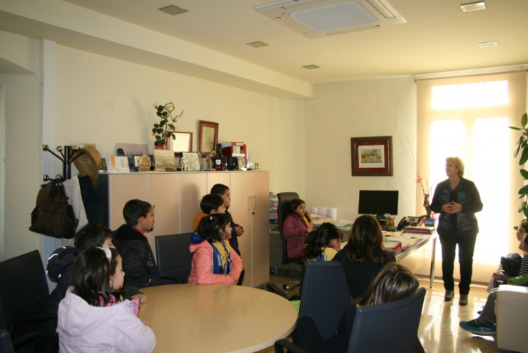 Alumnes de l'Escola Folch i Torres visiten l'Ajuntament.