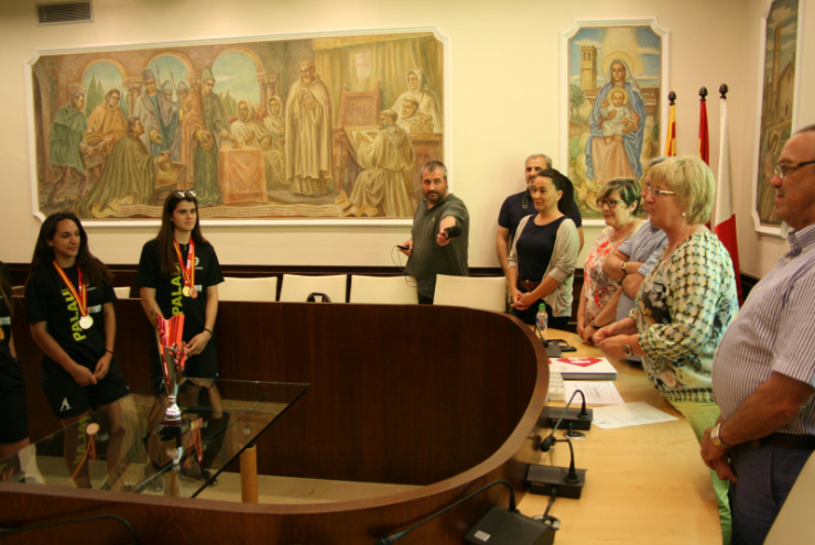 Recepció a les Campiones de Catalunya Fem 16, de l'Hoquei Club Palau de Plegamans.