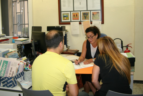 Un ciutadà i una ciutadana en una de les primeres sessions d'assessorament del Servei d'Orientació Jurídica.