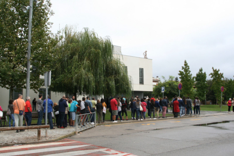 Ciutadans i ciutadanes fent cua a l'exterior del CAP Palau amb motiu del referèndum de l'1 d'octubre