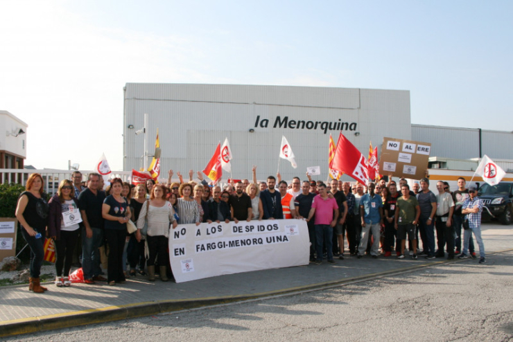Teresa Padrós, Isabel Garcia, Javier Silva i Pol Gibert han mostra el seu suport a la mobilització de la plantilla de Lacrem (Farggi i La Menorquina) davant la fàbrica palauenca.